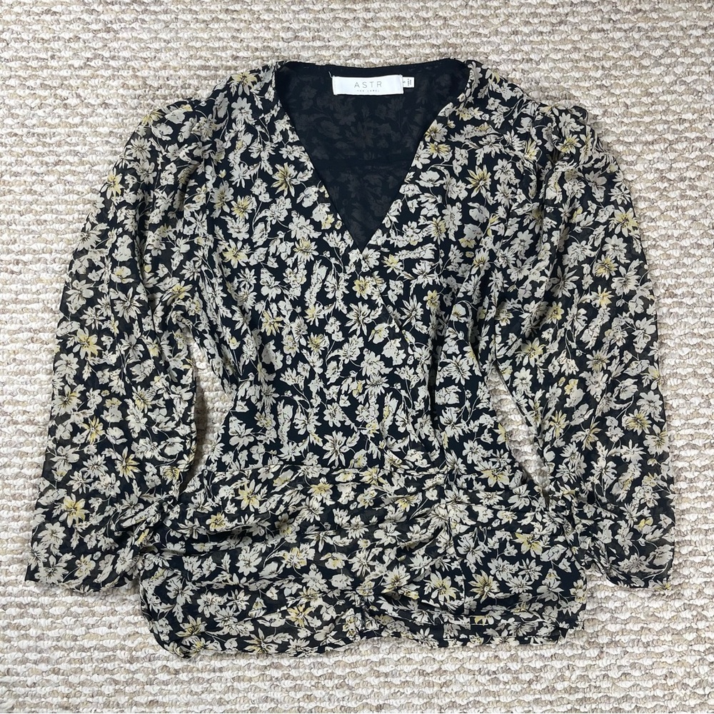 ASTR The Label Floral V-neck 3/4 Sleeve Blouse